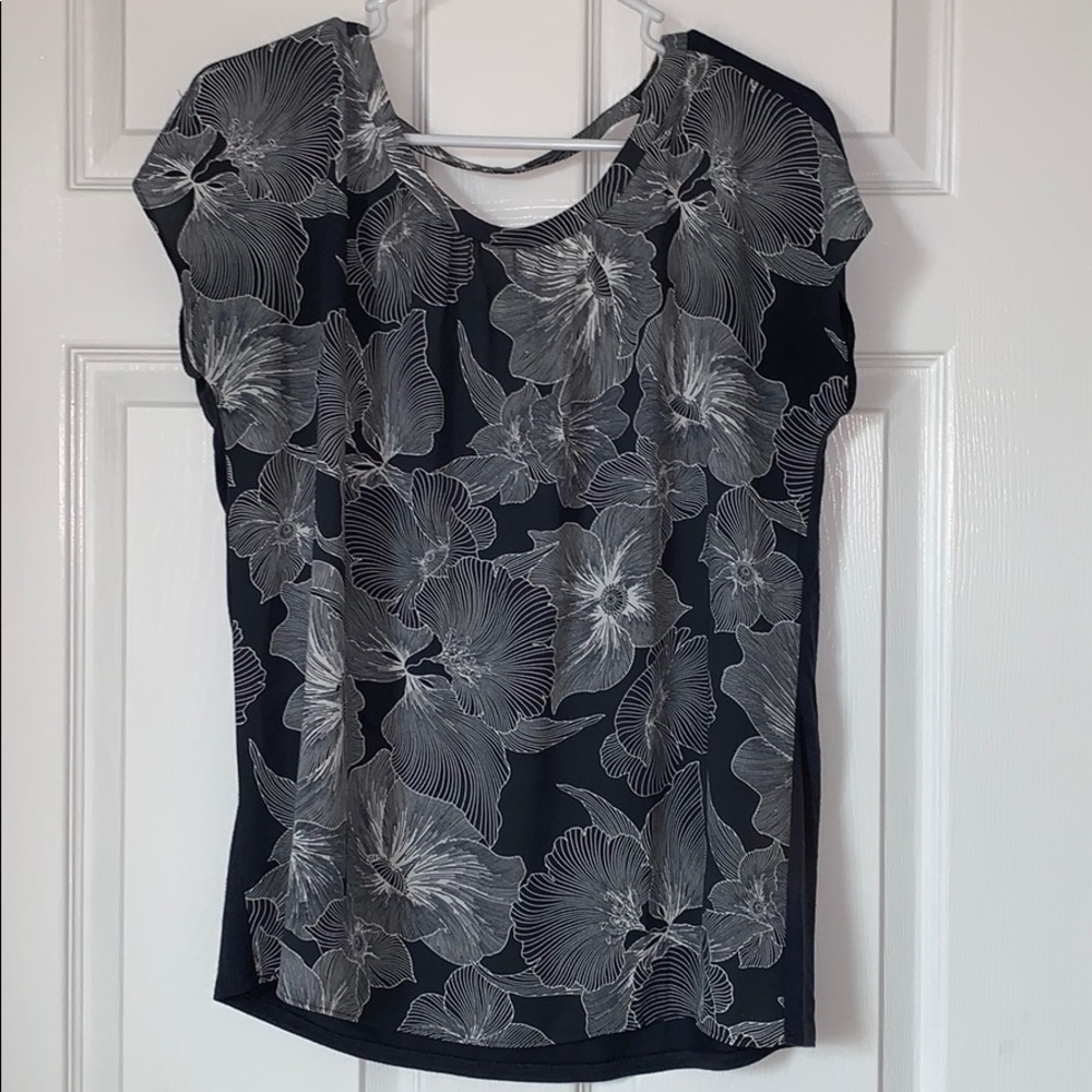 🎉HP🎉 Loft Charcoal/White flower blouse#see back!
